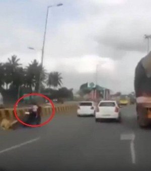 Após acidente, bebê 'pilota' moto em estrada