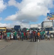 Trabalhadores de usina interditam BR 101, em Teotônio Vilela