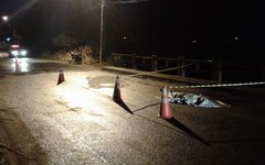 Jovem morre ao bater moto em mureta de ponte em Porto Calvo