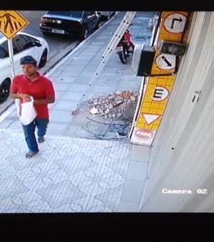 [Vídeo] Câmera flagra homem furtando moto estacionada na Pajuçara 