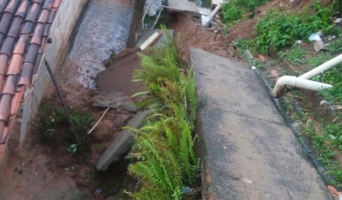 Chuvas provocam deslizamentos de terra e queda de árvore em Maceió