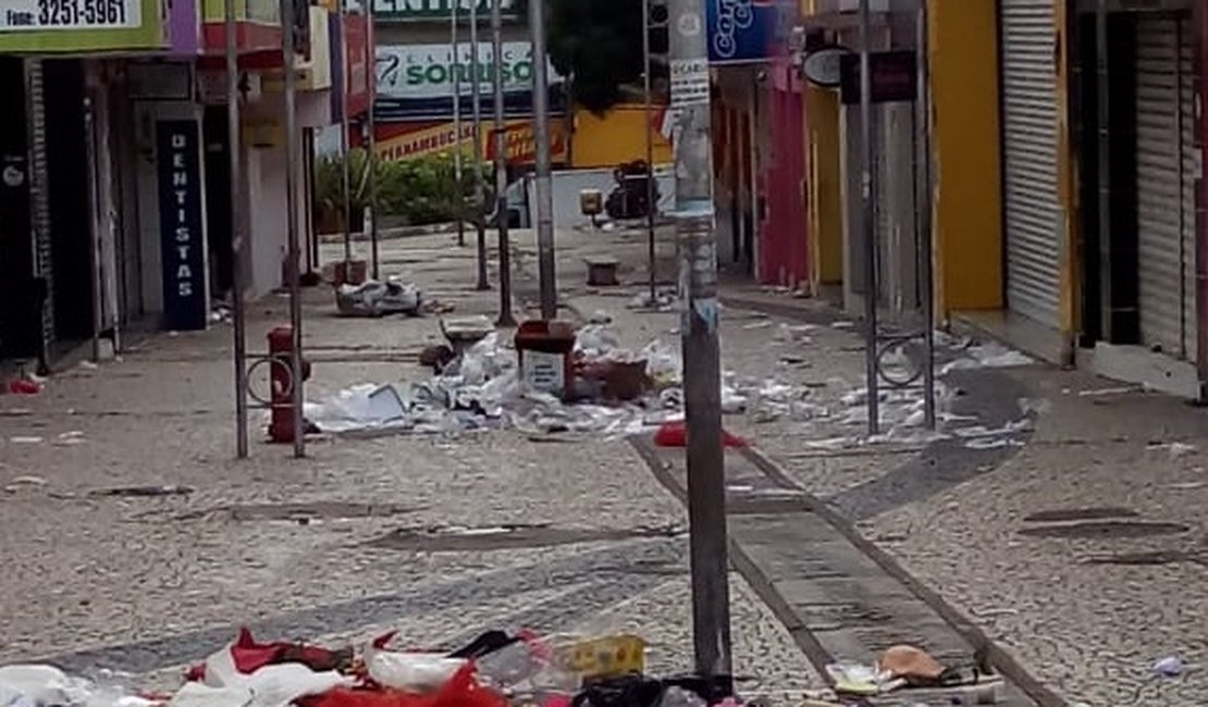 Ruas do centro comercial de Arapiraca amanhecem cobertas por lixo