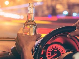 Homem embriagado se envolve em acidente de carro e foge