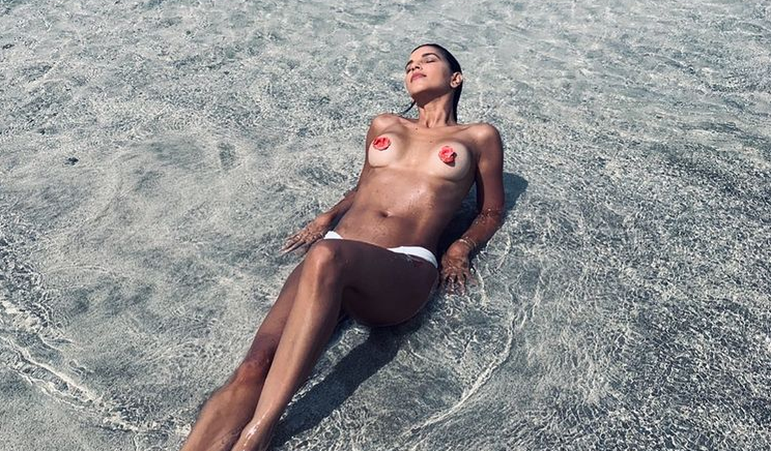 Mariana Rios ‘quebra’ a web ao fazer topless em praia de Porto de Pedras