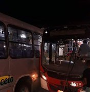 [Vídeo] Colisão entre ônibus deixa cinco passageiros feridos em Maceió