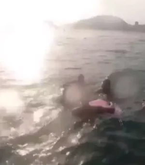 [Vídeo] Turistas são arrastados por correnteza no litoral de SP