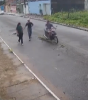 [Vídeo] Mulher é atacada por criminosos de moto, joga bolsa e evita assalto no Jardim Esperança