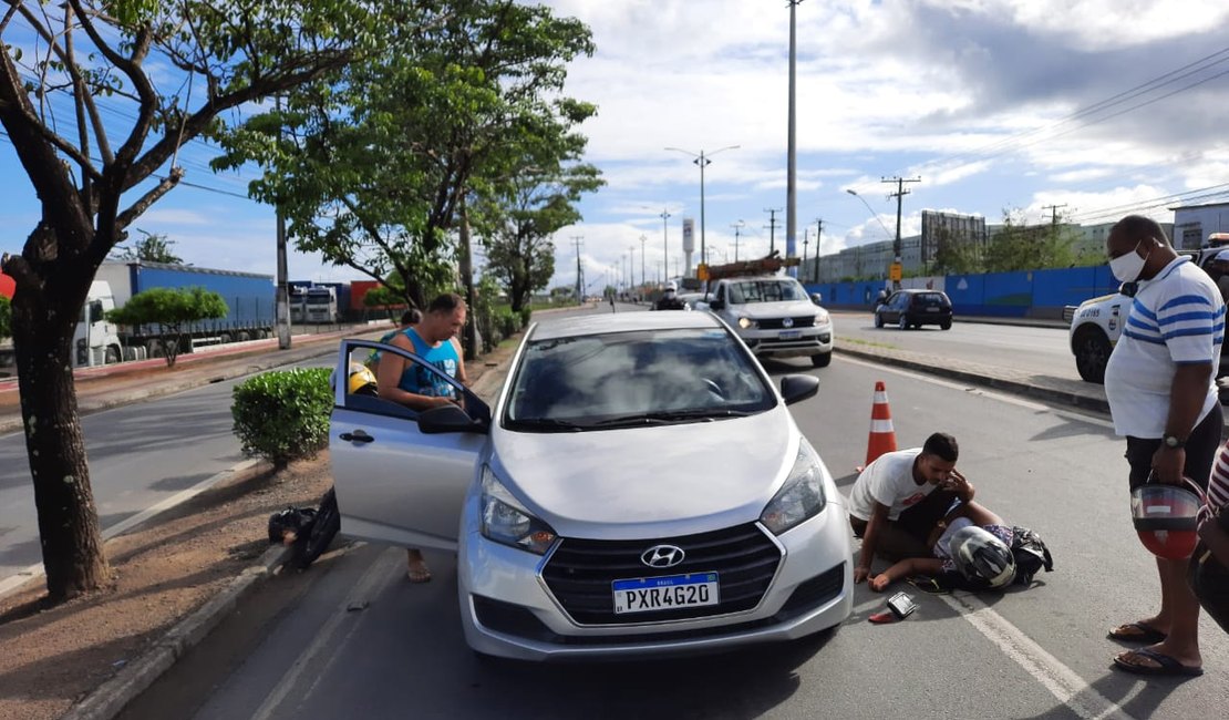 Mulher fica ferida após colisão entre veículos no Benedito Bentes