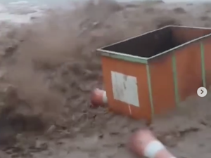 [Vídeo] Chuva forte causa enxurrada em Piranhas e assusta moradores do Sertão
