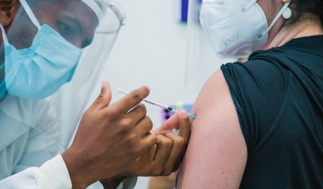 Mais de 2,7 milhões de doses de vacinas já foram aplicadas em Alagoas