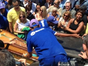 Sob aplausos, Carlos Alberto Torres é sepultado no Rio