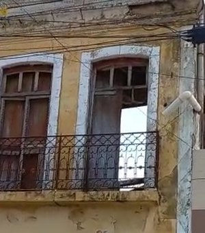 [Vídeo] Telhado de casarão de Pão de Açúcar que hospedou Dom Pedro II desaba e deixa vizinhos com medo