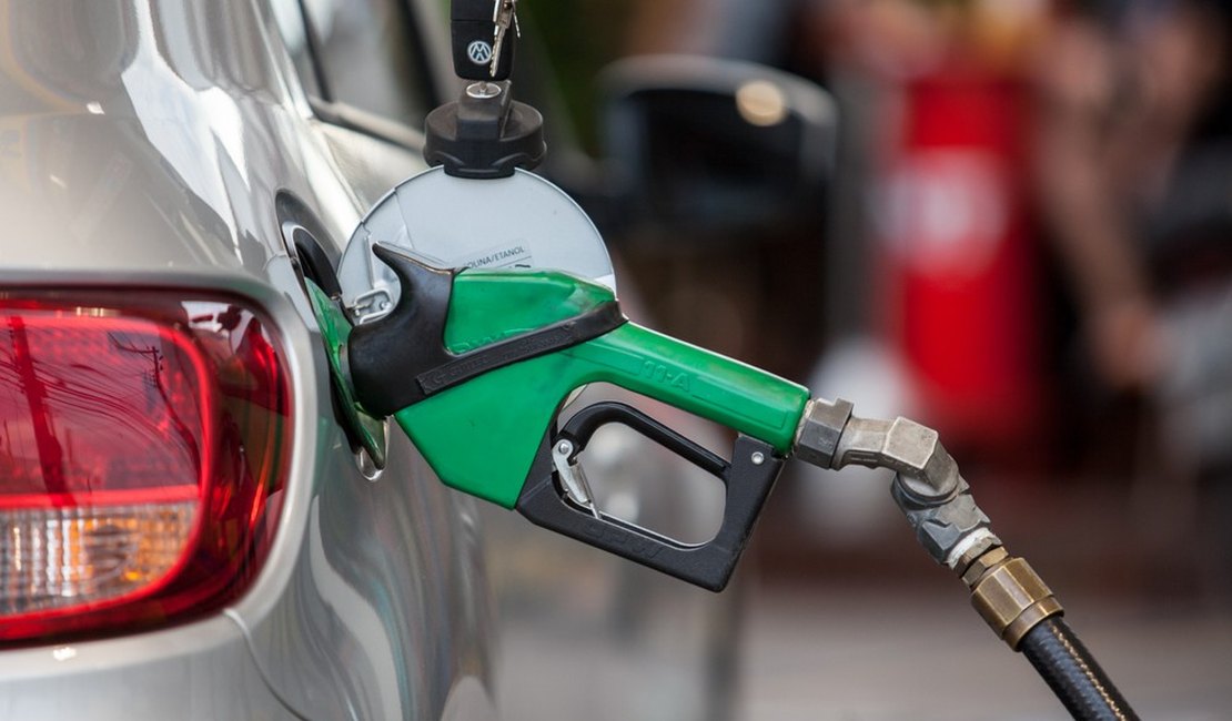 Preço do litro da gasolina cai em 6% em alguns postos de Maceió