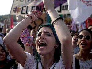 Mulheres fazem ato pelo país contra Bolsonaro e pela democracia