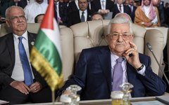 Foto de 31 de março de 2019 mostra Presidente da autoridade palestina, Mahmoud Abbas, e ao fundo o secretário-geral da Organização para Liberação da Palestina (OLP), Saeb Erekat