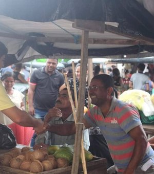 David Pedrosa visita feira livre de Porto Calvo