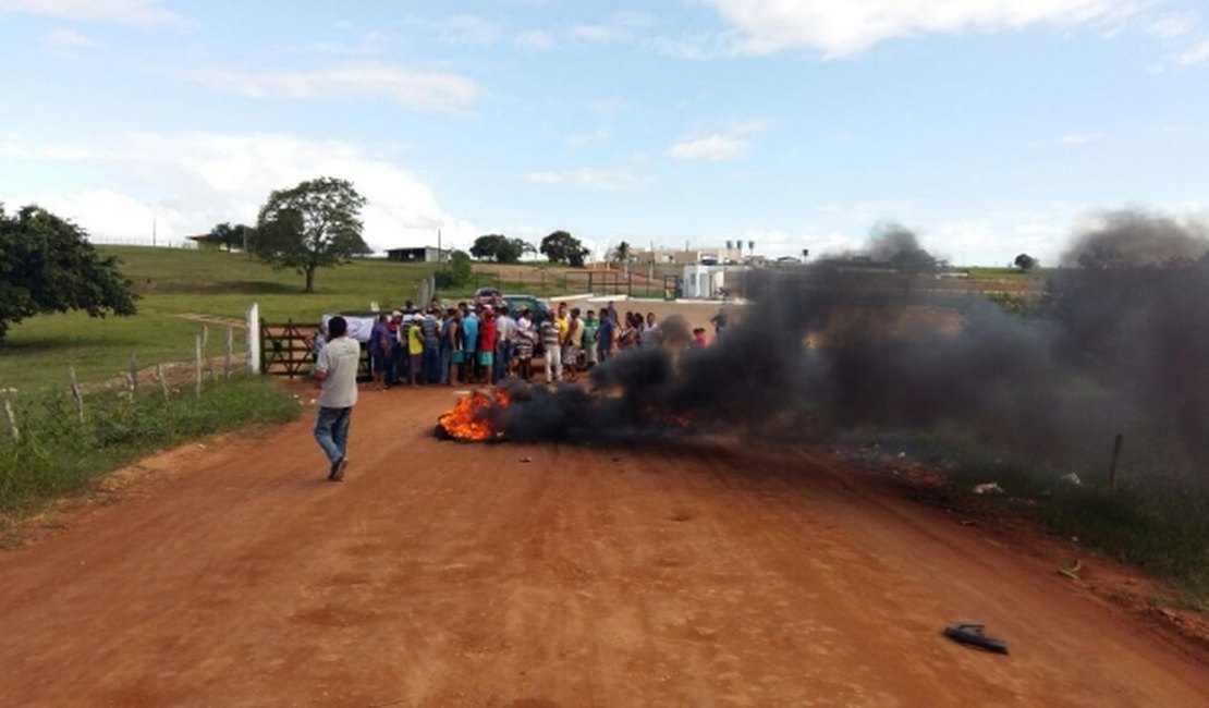 Marchantes e fateiras fazem mais um protesto em frente à Frigovale