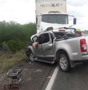 Colisão entre caminhonete e caminhão deixa um morto em Delmiro Gouveia