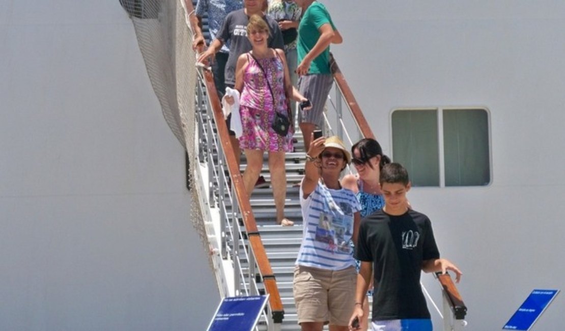 Temporada de cruzeiros trará 45 mil turistas em 13 navios para Maceió