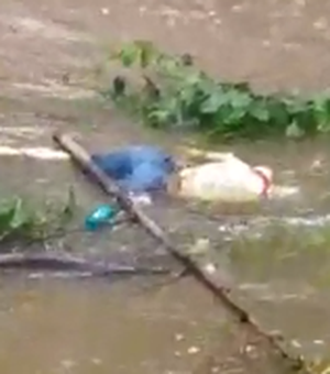 [Vídeo] Corpo boiando é encontrado no Rio Mundaú em Murici