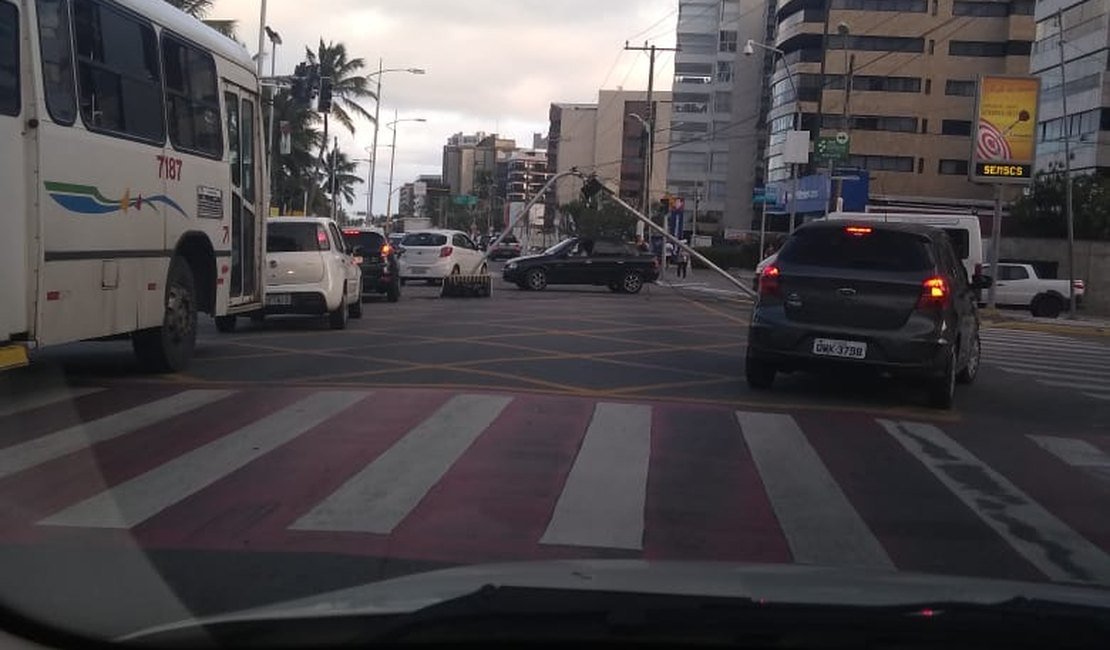 Caminhão derruba semáforo e trânsito fica lento na Ponta Verde