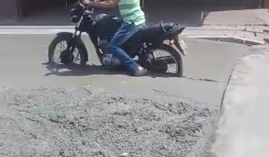 Homem fura bloqueio de obra e fica com moto presa em cimento fresco