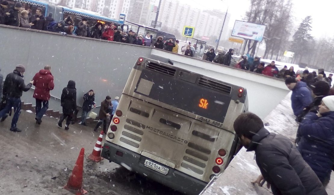 Ônibus invade calçada, atropela e mata pelo menos 4 pessoas em Moscou