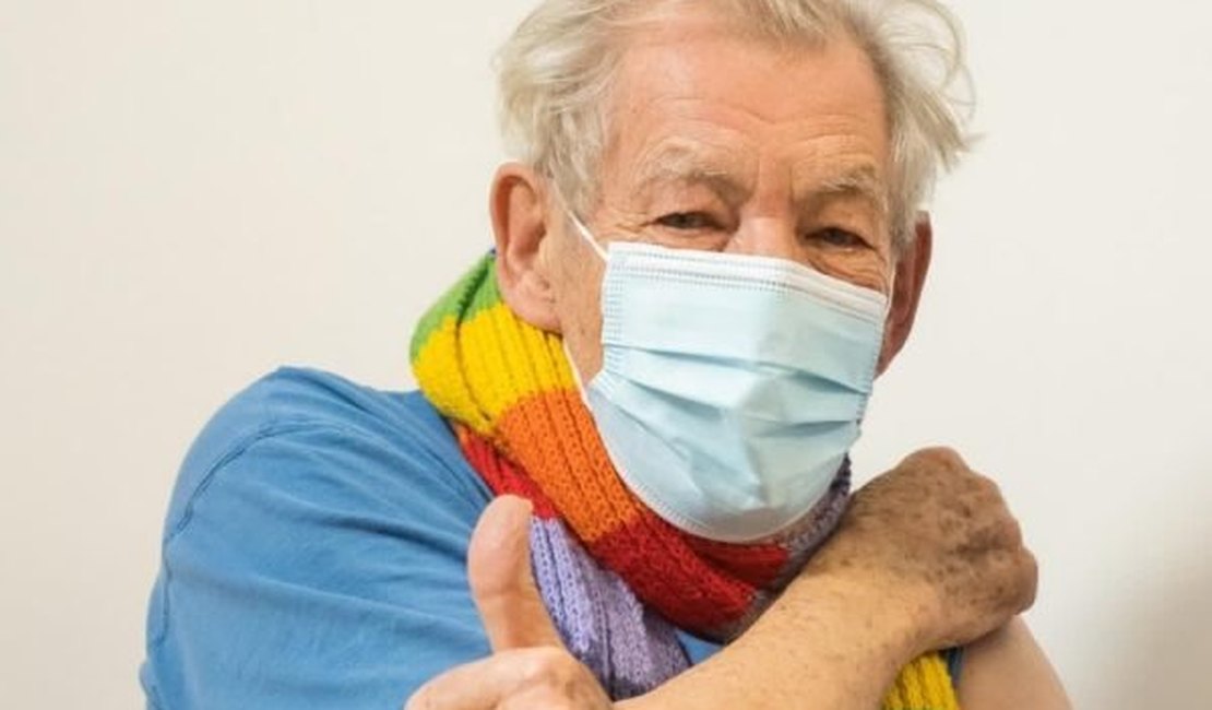 Ian McKellen é a primeira celebridade a se vacinar contra Covid-19 no mundo