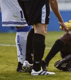 Árbitro Luiz Flávio de Oliveira sofre lesão no pé e deixa estádio de ambulância