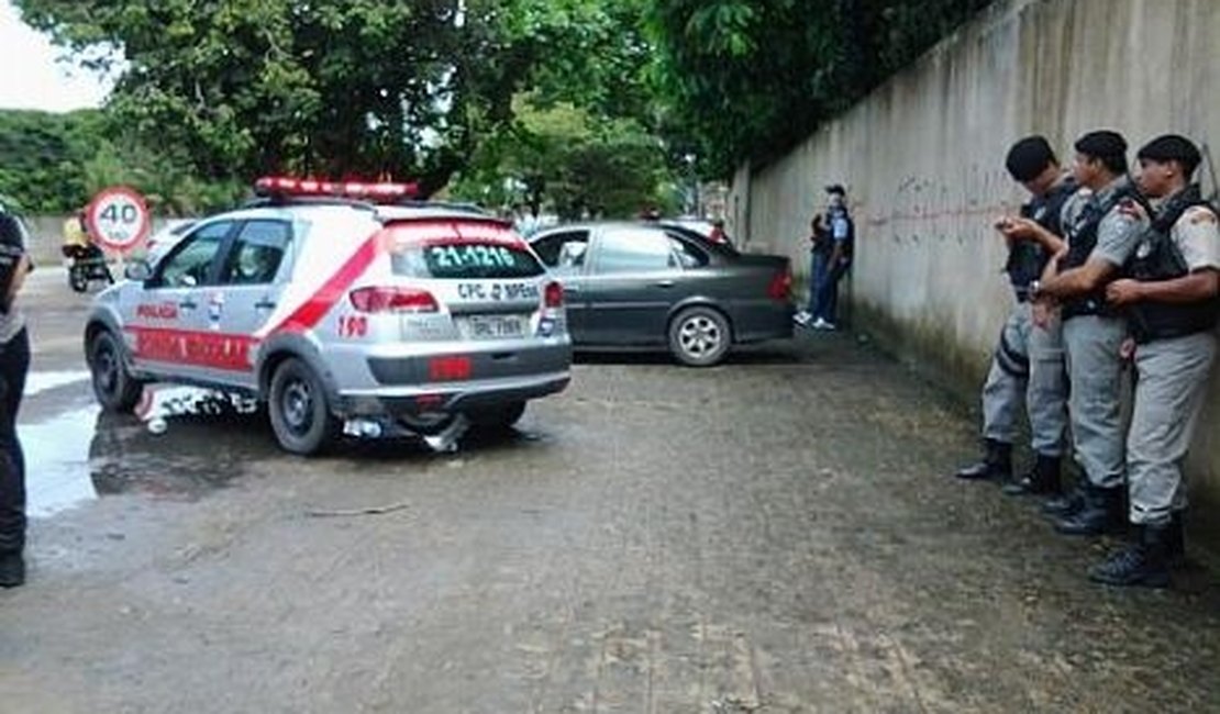 Empresário é executado a tiros dentro do próprio veículo em Maceió