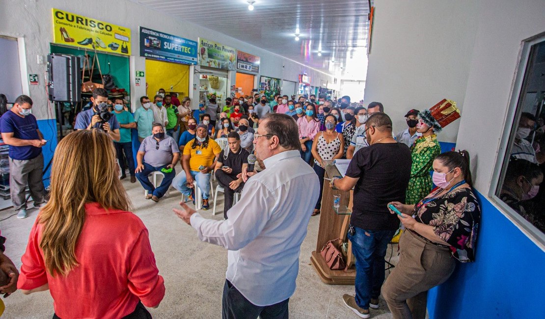 Durante reinauguração do shopping popular, Luciano Barbosa e anuncia pagamento do 13º salário dos servidores