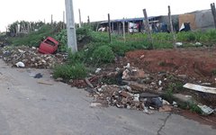 O lixo acumulado na comunidade do Vale do Perucaba