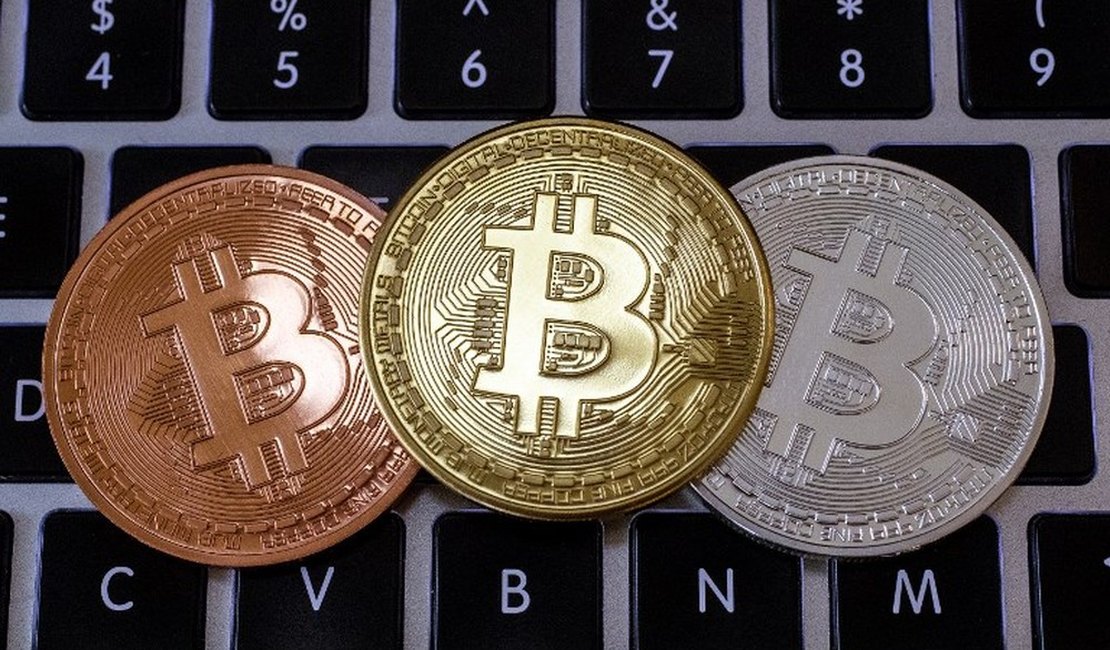 Bitcoin despenca 70% seis meses após atingir pico de US$ 20 mil; analistas falam em 'estouro da bolha'