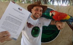 Empresário exibe certificado da OAB de Bem Estar Animal do Zoológico Pet Silvestre