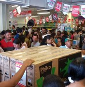 Black Friday: consumidores lotam loja do Centro que abriu às 00h desta sexta (24)