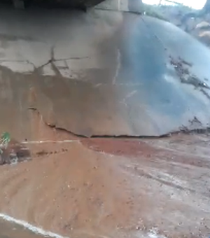 Vazamento de água debaixo da ponte do rio Ipanema preocupa população  