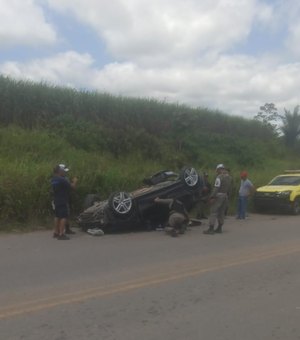 Carro capota em Matriz de Camaragibe