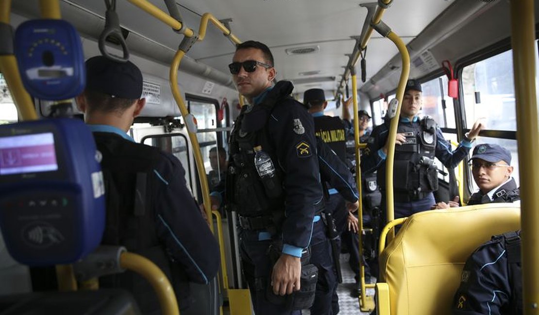 Bandidos incendeiam ônibus e caminhão de lixo no Ceará