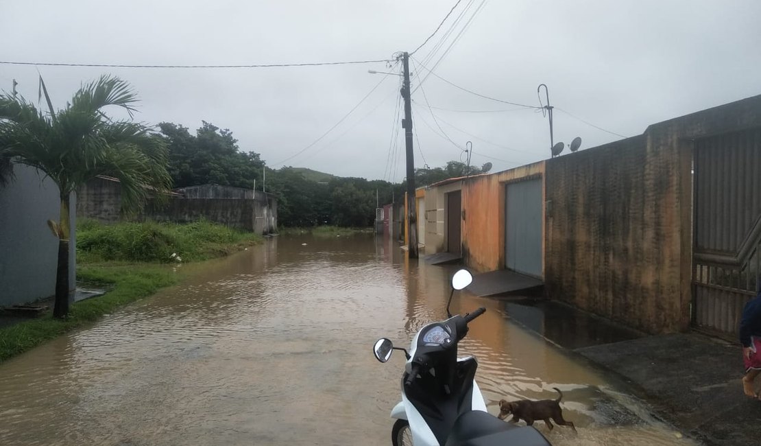 Rio Comandatuba transborda e ao menos  nove famílias estão desalojadas