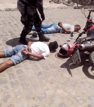 Após perseguição, dupla acaba detida com arma e moto roubada
