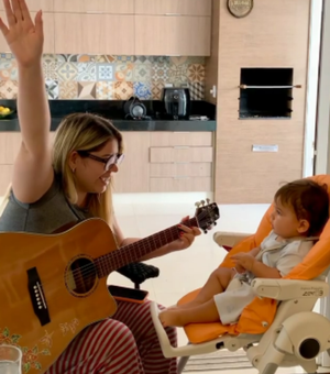 Marília Mendonça faz música para comemorar 11 meses do filho, Léo