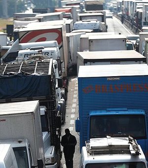 Justiça Federal proibe caminhoneiros grevistas de bloquear BR-101