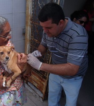 Centro de Zoonoses vacina cães e gatos contra a raiva neste sábado (27)