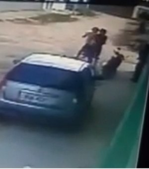 Câmera registra suposto assalto de uma dupla de adolescentes