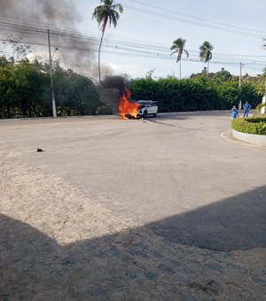 Carro pega fogo após colisão com motocicleta em Paripueira
