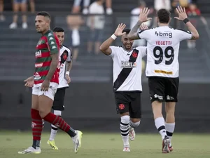 Payet brilha em retorno, e Vasco goleia a Portuguesa para ir às semifinais do Carioca