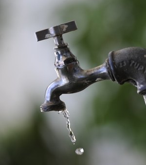 Abastecimento de água no Jacintinho é interrompido para conserto de vazamento