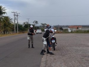 Batalhão de Polícia Rodoviária revista 56 pessoas durante operação