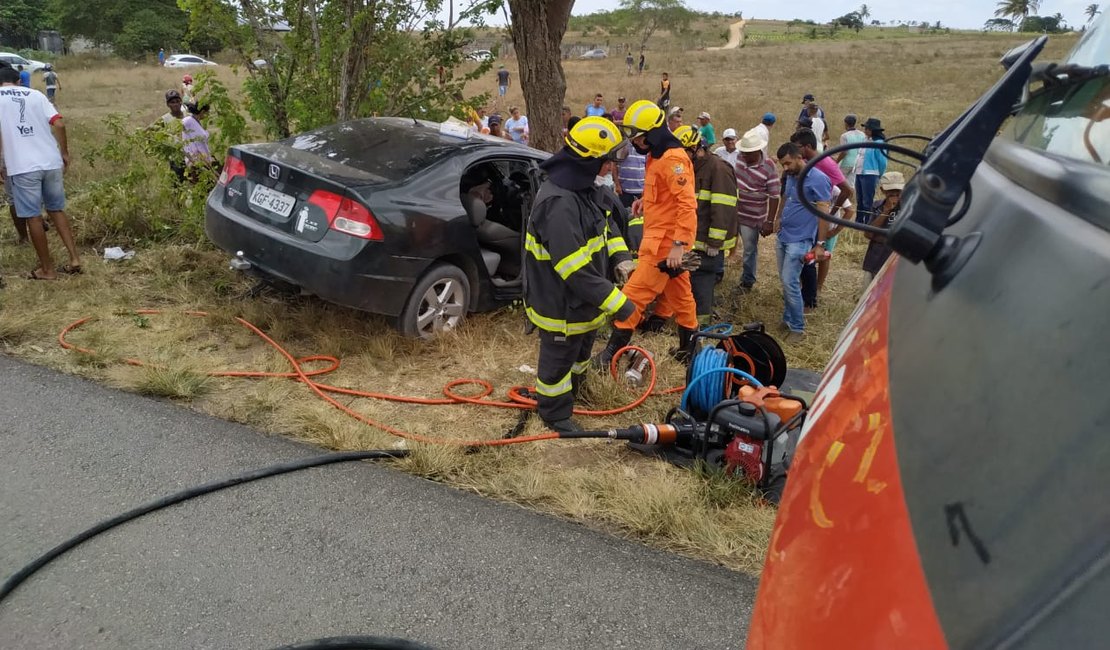 Colisão entre carros deixa vítima presa às ferragens na BR-101