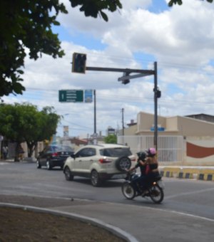 Para agilizar o trânsito SMTT de Arapiraca remove semáforo da Praça Lyons